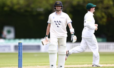 Steve Smith de Sussex, Australia, abandona el campo después de ser lanzado por Josh Tong.