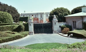 The mansion at 750 Bel Air Road in 1988, after it was bought by Jerry Perenchio from the family of Arnold Kirkeby.