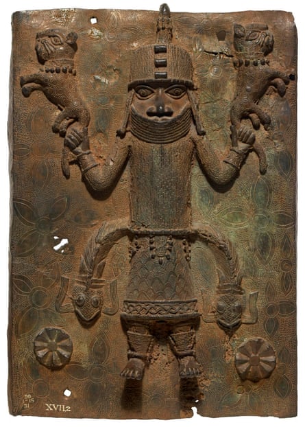 Plaque en relief en laiton coulé selon la technique de la cire perdue.