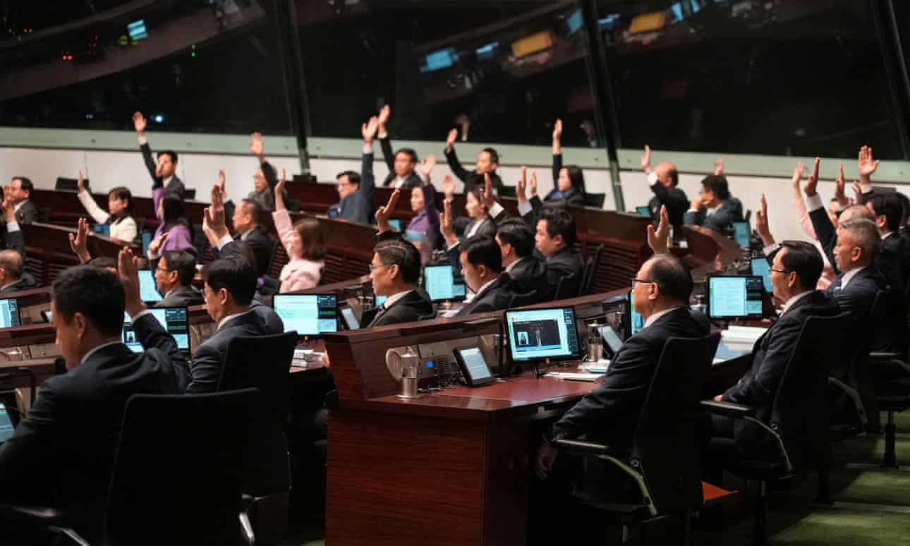 Hong Kong los legisladores aprueban nuevas medidas para sofocar la disidencia.