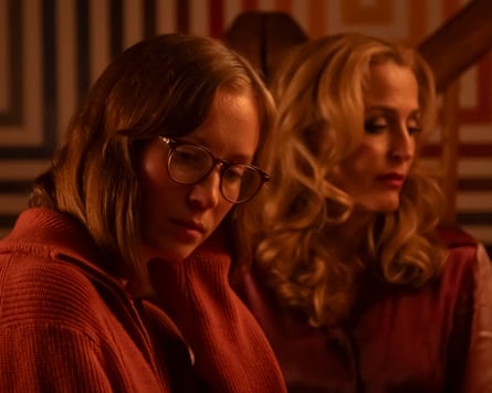 Hannah Einbinder as Kris Williams and Gillian Anderson as Billy Presley in Teenage Sex and Death at Camp Miasma.