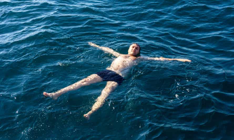 “Floating to live” reduces the accelerated heart rate and panicked breathing we suffer when we find ourselves in difficulty in water, including the effects of cold water shock.