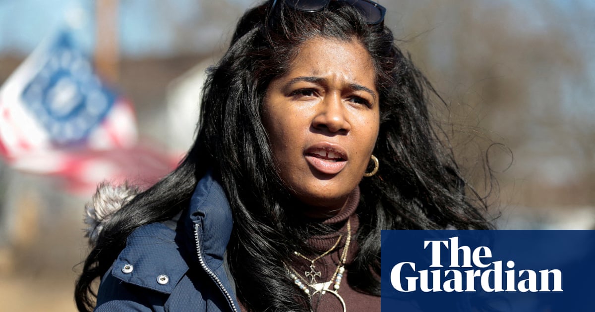 Критиците казват че теоретикът на конспирацията QAnon на позицията по малко