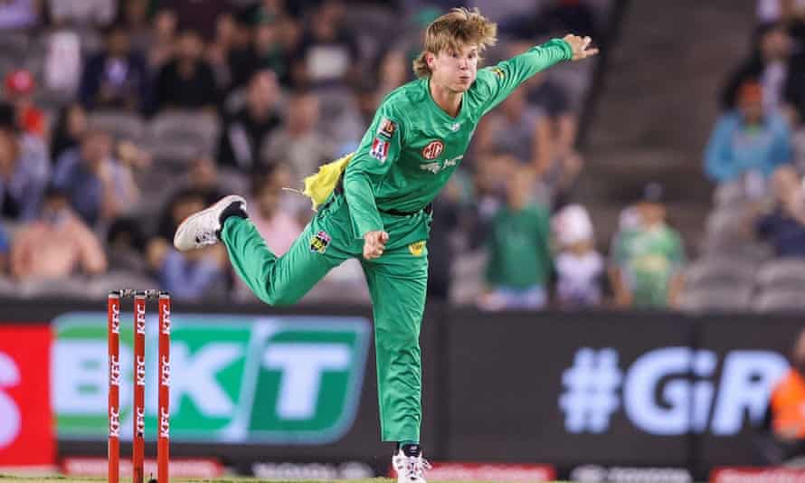 Adam Zampa bowls for the Melbourne Stars