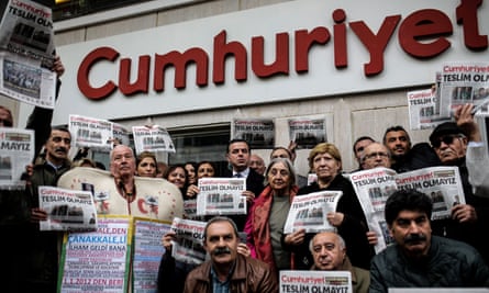 Protesters outside the offices of the Cumhuriyet newspaper demand the release of journalists.