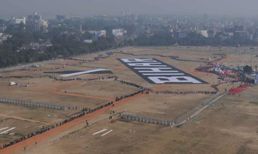 Overhead view of human chain