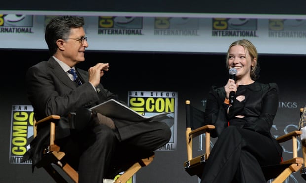 Gospodarz wydarzenia, Stephen Colbert, przeprowadza wywiad z Morvidem Clarke'em, który gra elficką królową Galadrielę na Comic-Con.