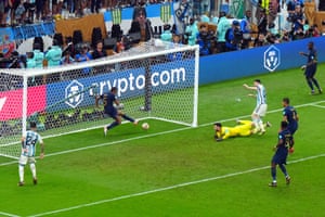 Lionel Messi scores Argentina's third goal