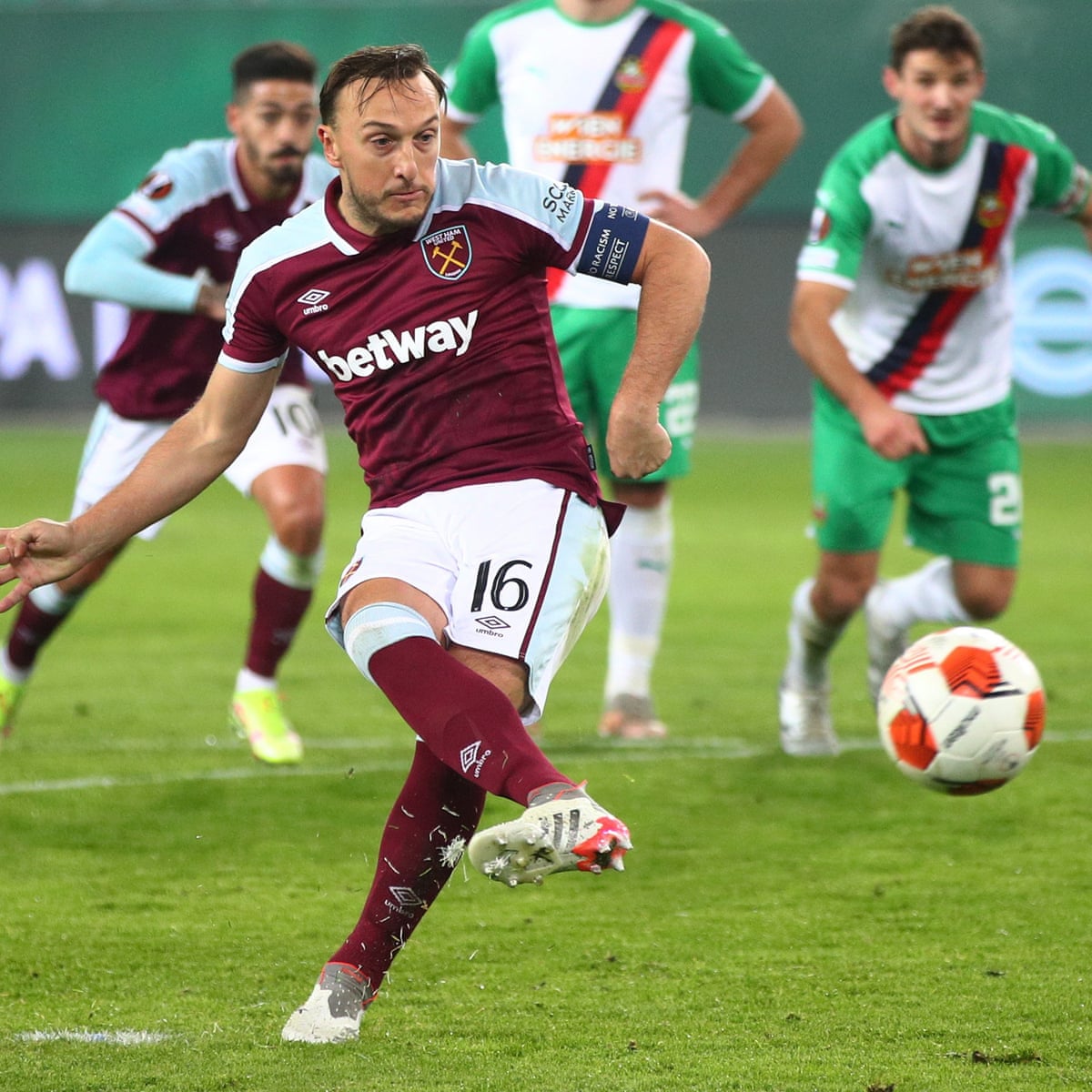mark noble on the spot as west ham beat rapid vienna to wrap up group europa league the guardian