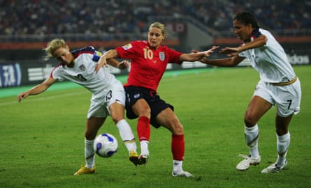 Kelly Smith de Inglaterra lucha contra Kristen Lilly (izquierda) de EE. UU. durante los cuartos de final de la Copa Mundial Femenina de 2007 en Tianjin, China.