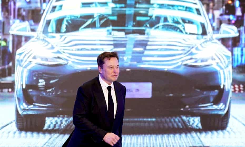 Teslan toimitusjohtaja Elon Musk kävelee