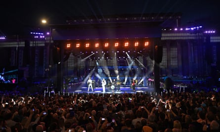 فرانکی به هالیوود در طول رویداد یوروویژن در خارج از سالن سنت جورج در لیورپول روی صحنه اجرا می کند