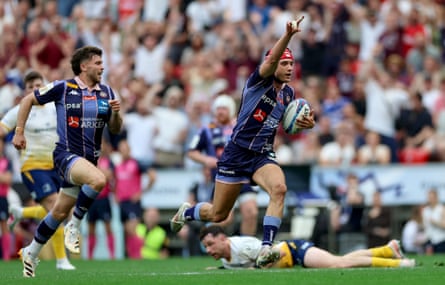 Louis Bielle-Biarrey raises his right arm as he crosses the line