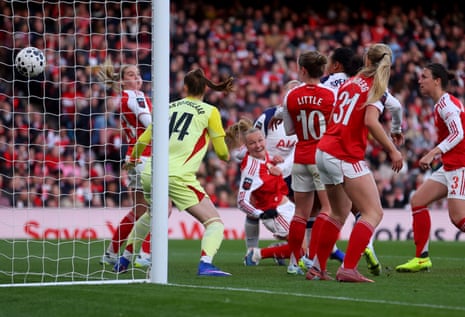 फ्रीडा मानम आत्मघाती गोल खाकर गिर गईं।