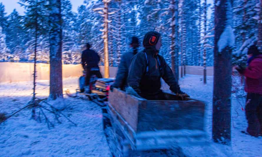 Henrik Andersson’s crew with a captured reindeer stray from his neighbour’s herd, on their way to return it. 