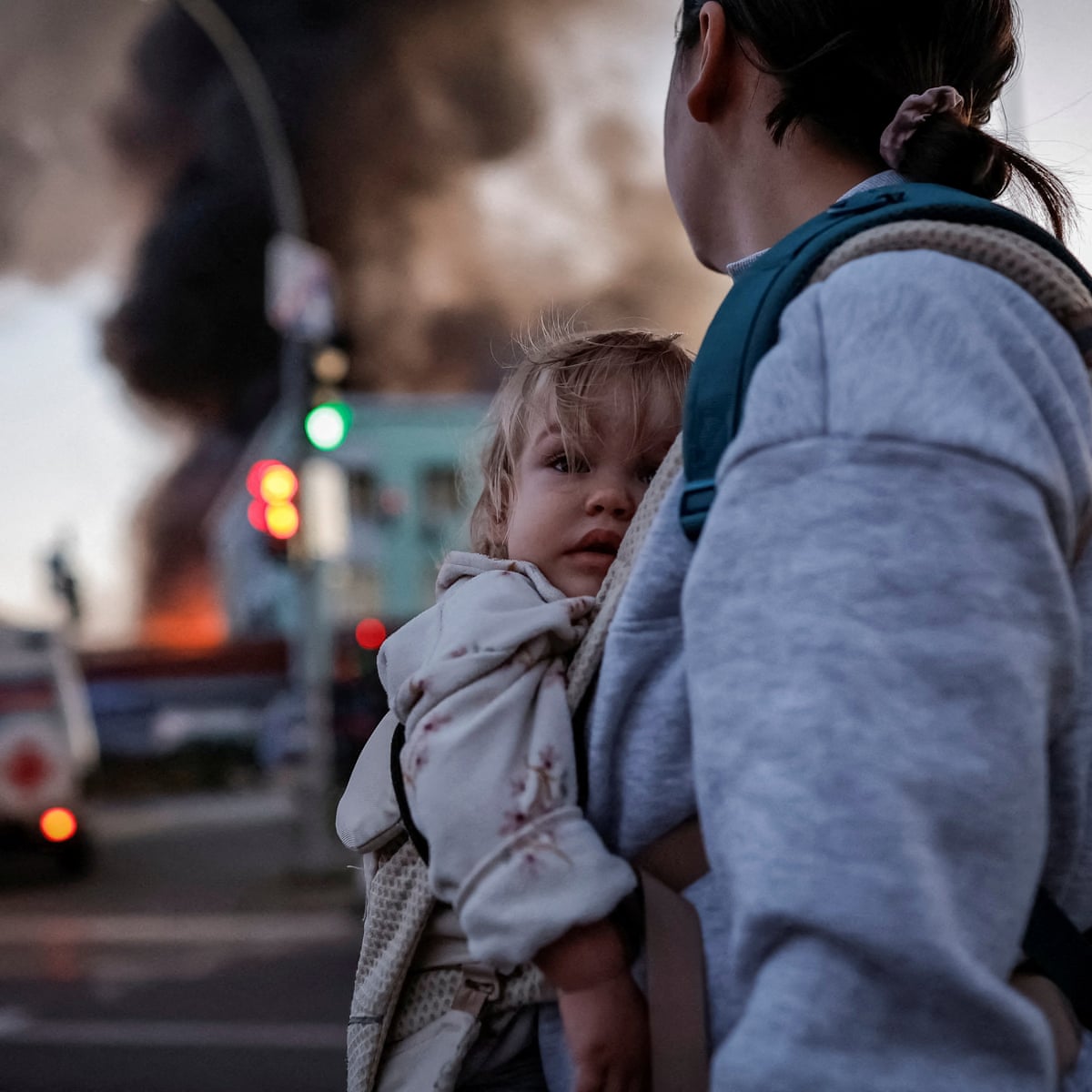 Η Ρωσία πέφτει βροχή θανάτου στις γυναίκες και τα παιδιά της Ουκρανίας. Τα χέρια μας τρέμουν, αλλά συνεχίζουμε για αγάπη