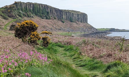 Garis pantai dekat Gua Raja, Arran.