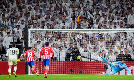 Julián Álvarez gives Atlético the lead from the penalty spot.