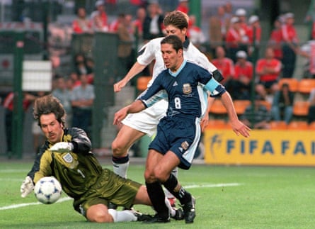 David Seaman contests a loose shot pinch Diego Simeone successful 1998