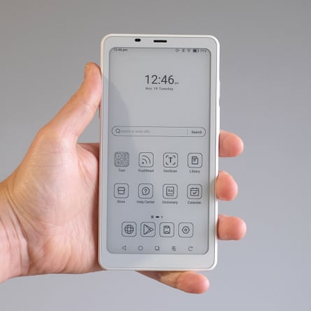 Onyx Palma 2 held in front of a grey wall