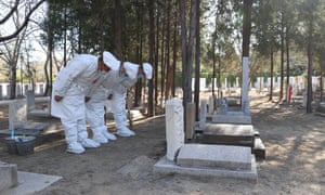 Many people choose the agency tomb-sweeping service because of the outbreak of pandemic in Beijing.