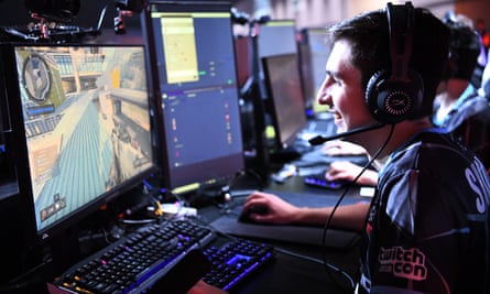 A smaller display is the norm in eSpo[rts, as illustrated by pro gamer Michael “Shroud” Grzesiek playing Call of Duty at TwitchCon 2018 (Photo by Robert Reiners/Getty Images)