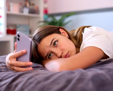 Akıllı telefon kullanan bir genç