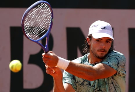 Jaime Faria bashes a backhand during his victory over Lennard Struff.
