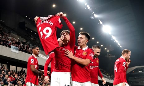 Alejandro Garnacho celebrates a goal at Fulham with his Manchester United teammates in November 2022