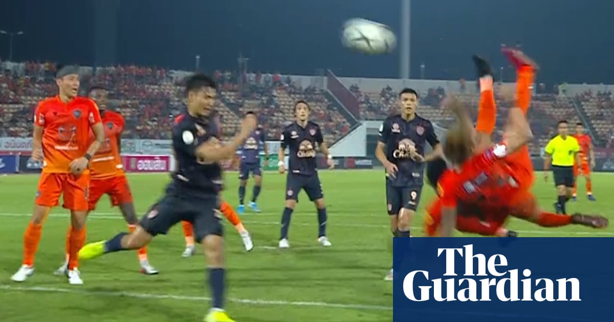 Spectacular double overhead kick in Thai League football match – video