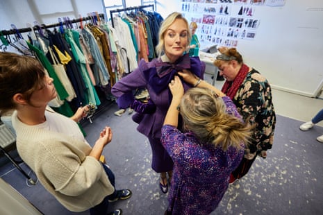 زي مناسب لكاثرين كينجسلي التي ستلعب دور الساحرة العليا في قسم الأزياء بالمسرح الوطني.