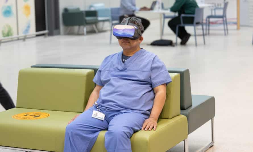 Seorang anggota staf mengenakan headset VR