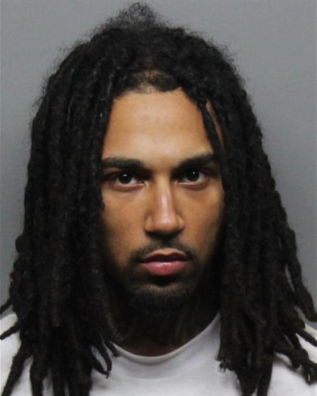 एक आदमी कैमरे की ओर देख रहा है