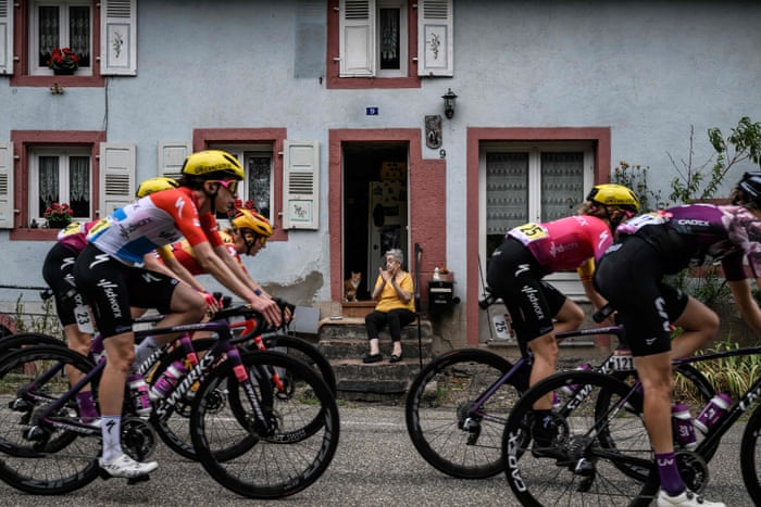 Tour de France Women: Van Vleuten aims for glory in the last stage – live! | Tour de France Women 2 The peloton arrives.