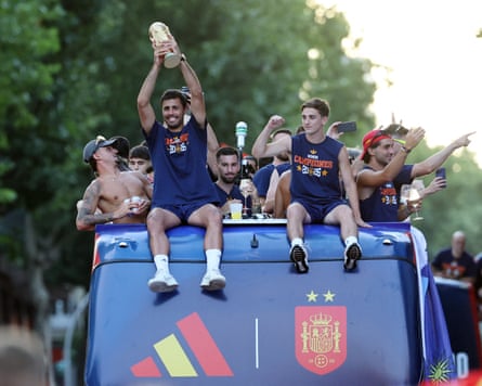 TOPSHOT-FBL-WC-2026-ESP-SPAINTOPSHOT - O meio-campista espanhol Rodri ergue seu troféu enquanto os jogadores espanhóis desfilam em um ônibus aberto pelas ruas de Madri em 20 de julho de 2026, um dia depois que a seleção nacional de futebol conquistou seu segundo título da Copa do Mundo contra o Argent-10. Os vencedores do Campeonato do Mundo de Espanha regressam a casa para uma recepção de heróis em Madrid, onde se espera que um milhão de adeptos os recebam após uma noite de celebrações selvagens em todo o país. (Foto de Thomas COEX/AFP via Getty Images)