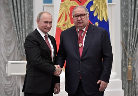 O presidente russo, Vladimir Putin, aperta a mão de Alisher Usmanov em uma cerimônia de premiação no Kremlin, em Moscou, na Rússia, em novembro de 2018.