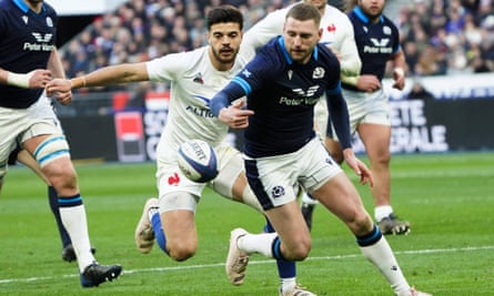 Finn Russell competes with Romain Ntamack