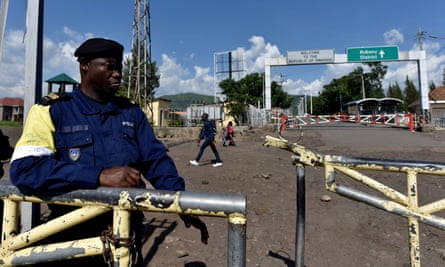 A police officer guards the border crossing between DRC and Rwanda
