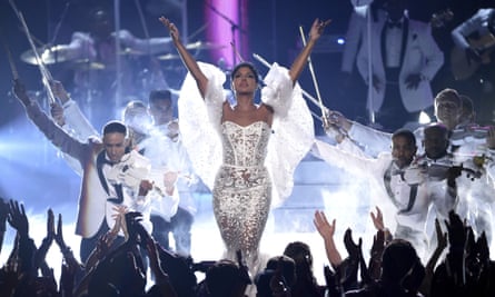 Toni Braxton performs “Unbreak My Heart” at the 2019 American Music Awards.