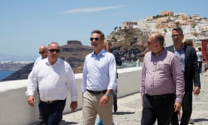 Ο Έλληνας πρωθυπουργός Κυριάκος Μητσοτάκης σε πρόσφατη επίσκεψη στη Σαντορίνη.