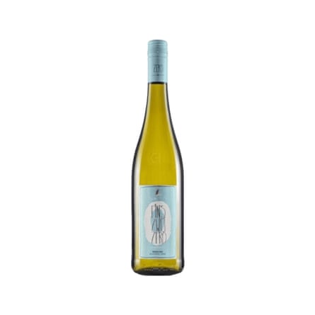 A lifestyle product photo for the non-alcoholic wine Leitz Eins Zwei Zero Riesling