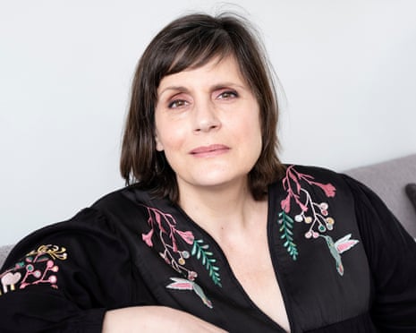 Паола Марра и она брат Тони возле парламента Великобритании