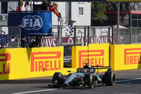 O piloto da Mercedes, Andrea Kimi Antonelli, da Itália, cruza a linha de chegada para vencer.