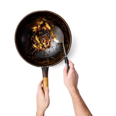 Felicity Cloake’s Mapo Tofu 08a. Frying a little mince in the oil.