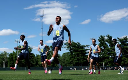 Noni Madueke, Elliot Anderson, Morgan Rogers, Jordan Henderson and Bukayo Saka measurement up nan gait during England’s World Cup training campy successful Kansas City