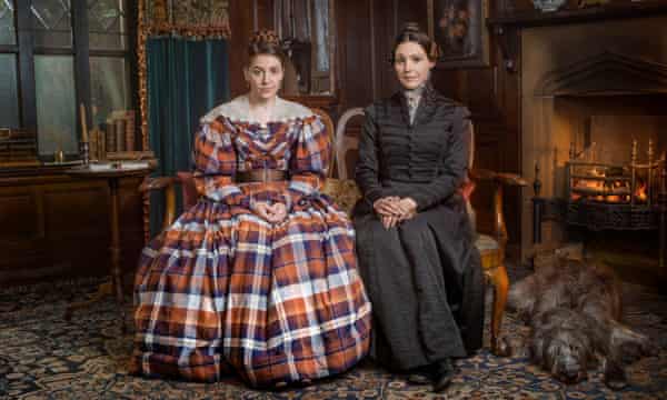 Actul surorii: Marian Lister (Gemma Whelan) și Anne Lister (Suranne Jones).