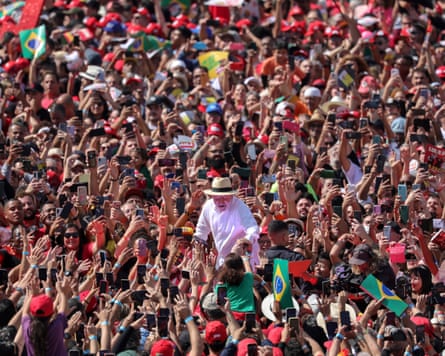 Lula surrounded by a sea of supporters