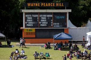 Spectators on the hill at Leichhardt oval