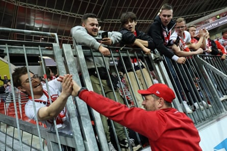 L'entraîneur-chef de Cologne, Steffen Baumgart, célèbre avec les supporters à l'extérieur.