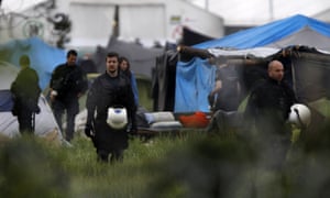 Greek police enter the Idomeni refugee camp on the border with Macedonia